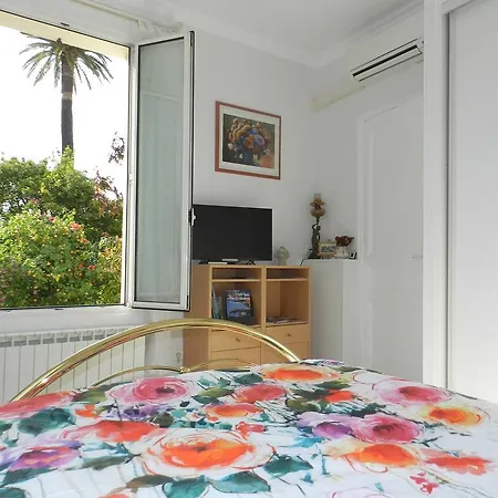 Studio In Josephine Apartament